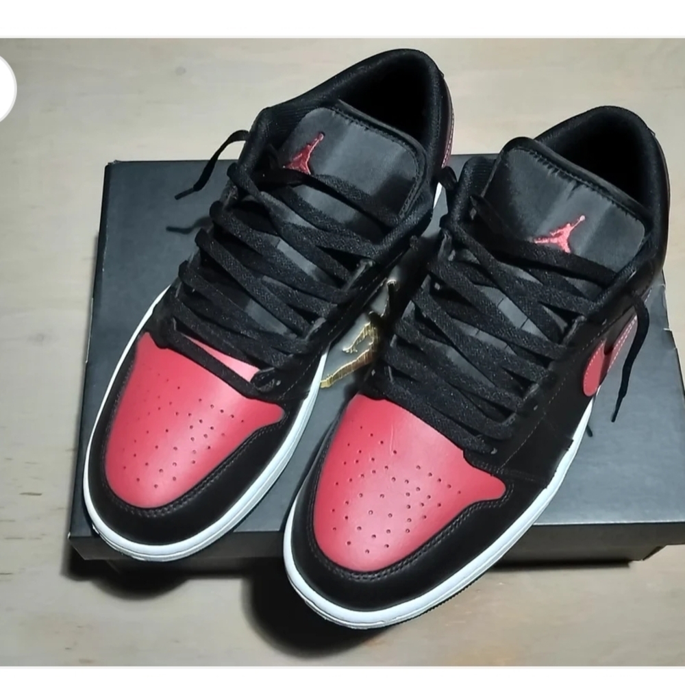 Jordan Men's Black and Red Sneakers